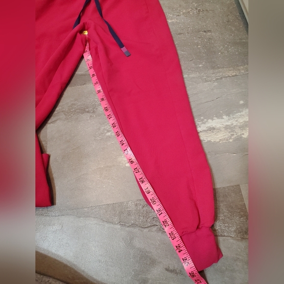 NWT/NWOT Figs Oran scrub set. Slim fit top. Joggers. Hot pink, orange. XXS. 26" - Picture 15 of 16